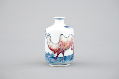 A Chinese blue and underglaze red porcelain snuff bottle with a camel, 18/19th C.