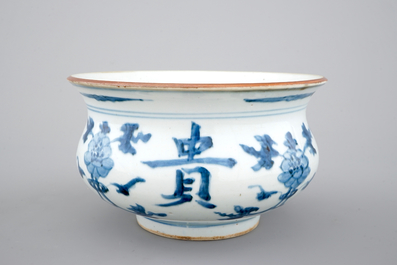 Een blauw-witte Chinees porseleinen wierookbrander, late Ming Dynastie