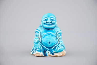 Een Chinees porseleinen monochroom turquoise figuur van een Boeddha, Kangxi