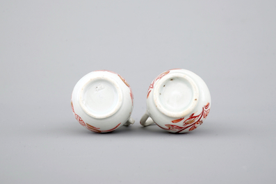 Une paire de verseuses miniatures en porcelaine de Japon, 18&egrave;me