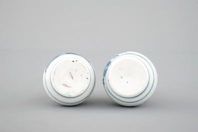 Une paire de vases miniatures en porcelaine de Japon, Kakiemon, 17/18&egrave;me