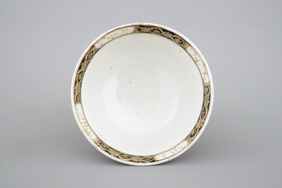 Une tasse et soucoupe en porcelaine de Chine famille rose, &eacute;poque Yongzheng, 1722-1735