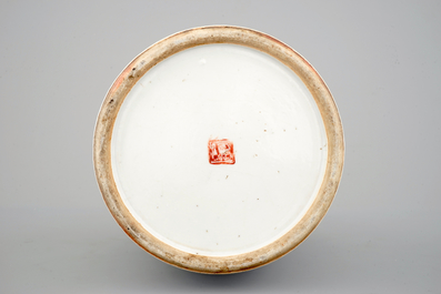 Un vase en porcelaine de Chine au d&eacute;cor de chiens de foo, 19&egrave;me