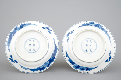 Une paire d'assiettes en porcelaine de Chine au d&eacute;cors de gar&ccedil;ons sur grues, Kangxi, ca. 1700
