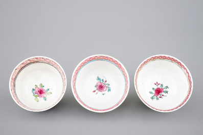 Een set van 3 fijne Chinese famille rose koppen en schotels, Yongzheng, 1722-1735