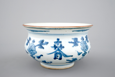 Een blauw-witte Chinees porseleinen wierookbrander, late Ming Dynastie