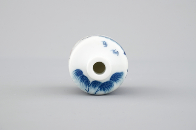 Une tabati&egrave;re en porcelaine de Chine en bleu et rouge d&eacute;cor&eacute; d'un chameau, 18/19&egrave;me