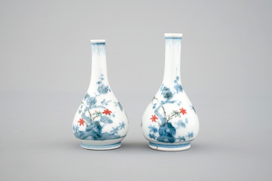 Een paar Japanse Kakiemon porseleinen flesvormige vaasjes, 17/18e eeuw