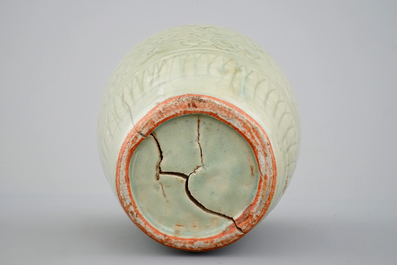 Een Chinese celadon vaas met ingekerfd decor, Ming Dynastie