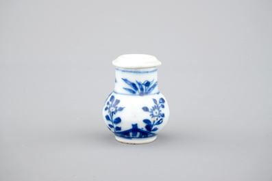 Een blauw-witte Chinees porseleinen strooier, Kangxi, ca. 1700