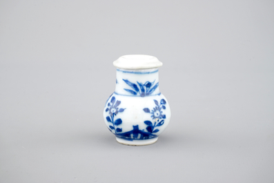 Une saupoudreuse miniature en porcelaine de Chine bleu et blanc, Kangxi, ca. 1700