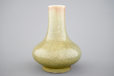 A Chinese porcelain bottle-shaped peachbloom crackle vase, 19th C.