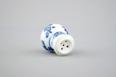Une saupoudreuse miniature en porcelaine de Chine bleu et blanc, Kangxi, ca. 1700