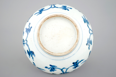 Een blauw-witte Chinees porseleinen wierookbrander, late Ming Dynastie