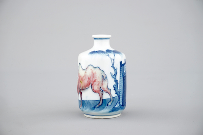 A Chinese blue and underglaze red porcelain snuff bottle with a camel, 18/19th C.