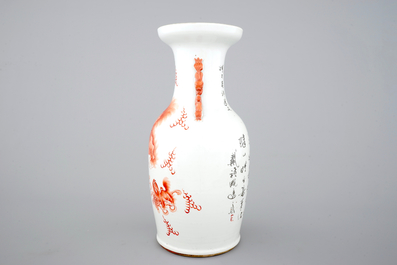 Un vase en porcelaine de Chine au d&eacute;cor de chiens de foo, 19&egrave;me
