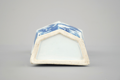 Un vase murale en porcelaine de Chine bleu et blanc, Qianlong, 18&egrave;me