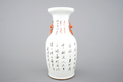 A Chinese porcelain vase with foo dogs, 19th C.