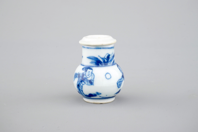 Een blauw-witte Chinees porseleinen strooier, Kangxi, ca. 1700