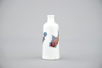 A Chinese blue and underglaze red porcelain snuff bottle with fish, 18/19th C.