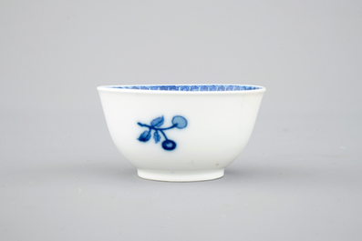 Un sorbet et soucoupe en porcelaine de Chine pour l'export: &quot;Le perroquet sur une branche&quot;, Qianlong, ca. 1740
