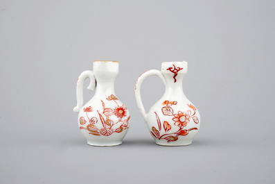 Une paire de verseuses miniatures en porcelaine de Japon, 18&egrave;me