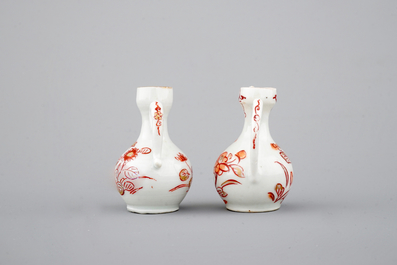 Une paire de verseuses miniatures en porcelaine de Japon, 18&egrave;me
