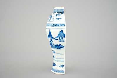 Een Chinees porseleinen blauw-witte muurvaas, Qianlong, 18e eeuw