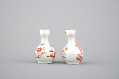 Une paire de verseuses miniatures en porcelaine de Japon, 18&egrave;me