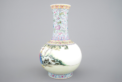 Een bijzonder fijne Chinees porseleinen famille rose vaas, 20e eeuw
