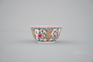 Een kop en schotel in semi-eierschaal porselein met roze fondkleur, Yongzheng