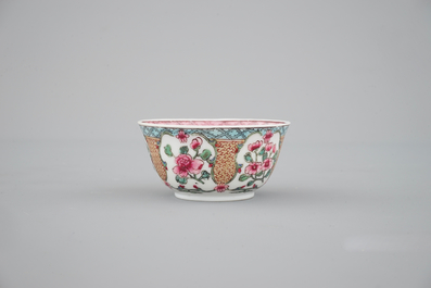 Een kop en schotel in semi-eierschaal porselein met roze fondkleur, Yongzheng