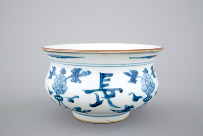 Een blauw-witte Chinees porseleinen wierookbrander, late Ming Dynastie