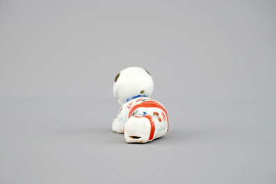 Een Japans porseleinen kakiemon-stijl fluitje in de vorm van een jongen, 17/18e eeuw