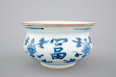 Een blauw-witte Chinees porseleinen wierookbrander, late Ming Dynastie