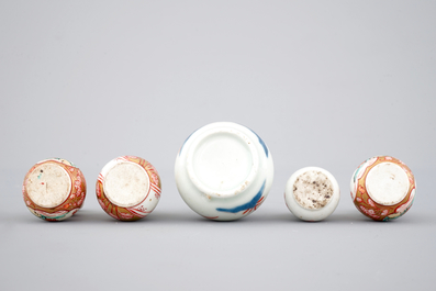 Un ensemble de 5 vases miniatures en porcelaine de Japon, 17/18&egrave;me
