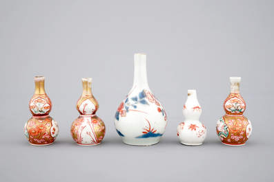 Un ensemble de 5 vases miniatures en porcelaine de Japon, 17/18&egrave;me
