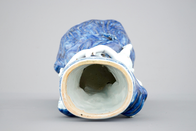 Un base d'un tazza en deux parties en porcelaine de Chine bleu et blanc, Qianlong