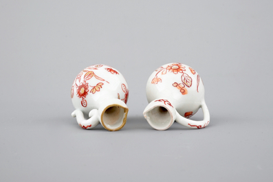 Une paire de verseuses miniatures en porcelaine de Japon, 18&egrave;me