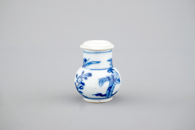 Une saupoudreuse miniature en porcelaine de Chine bleu et blanc, Kangxi, ca. 1700