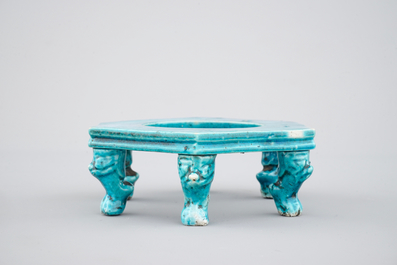 Een Chinees porseleinen monochrome turquoise sokkel, Kangxi