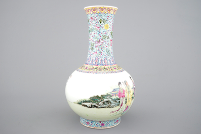 Een bijzonder fijne Chinees porseleinen famille rose vaas, 20e eeuw