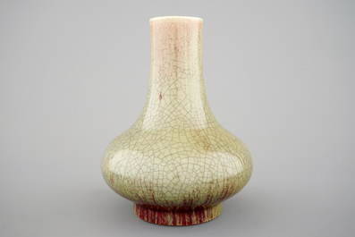 Un vase en porcelaine de Chine monochrome de forme bouteille, 19&egrave;me