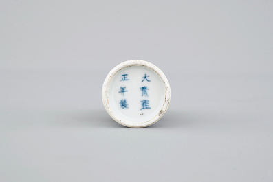 Une tabati&egrave;re en porcelaine de Chine en bleu et rouge d&eacute;cor&eacute; de poissons, 18/19&egrave;me