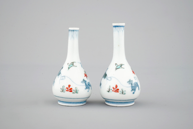Een paar Japanse Kakiemon porseleinen flesvormige vaasjes, 17/18e eeuw