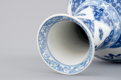 Een Chinees porseleinen blauw-witte peervormige vaas, Kangxi, ca. 1700