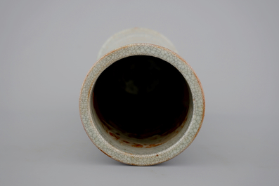 Een Chinese craquel&eacute; glazuur cylindrische vaas, 19e eeuw