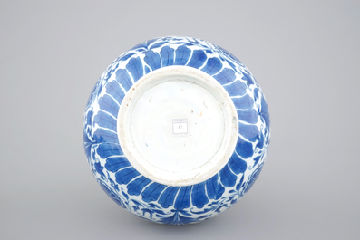 Een blauw-witte Chinees porseleinen flesvormige vaas met floraal decor, Transitie-periode, 17e eeuw