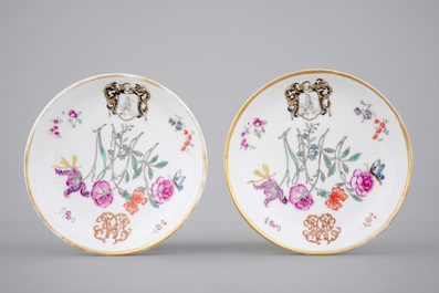 Une tasse et deux soucoupes en porcelaine de Chine pour l'export au d&eacute;cor armoiri&eacute;, 18&egrave;me