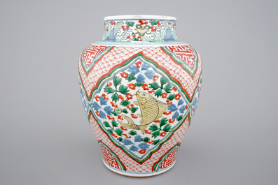 Un vase en porcelaine de Chine wucai, d&eacute;cor de carpes, &eacute;poque Transition, Chongzhen or Shunzhi, 1628-1661